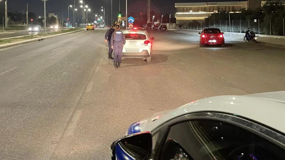 «Σκούπα» σε Ασπρόπυργο-Ίλιον: Με γερανό 16 ΙΧ -Χωρίς δίπλωμα 15 οδηγοί